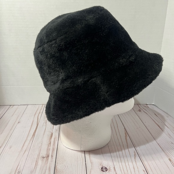 Juicy Couture Plush Teddy Comfort Bucket Hat - Picture 4 of 6